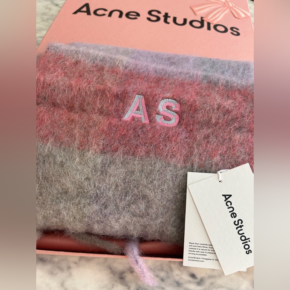 Acne Studios
Vally Check Scarf - Picture 4 of 7